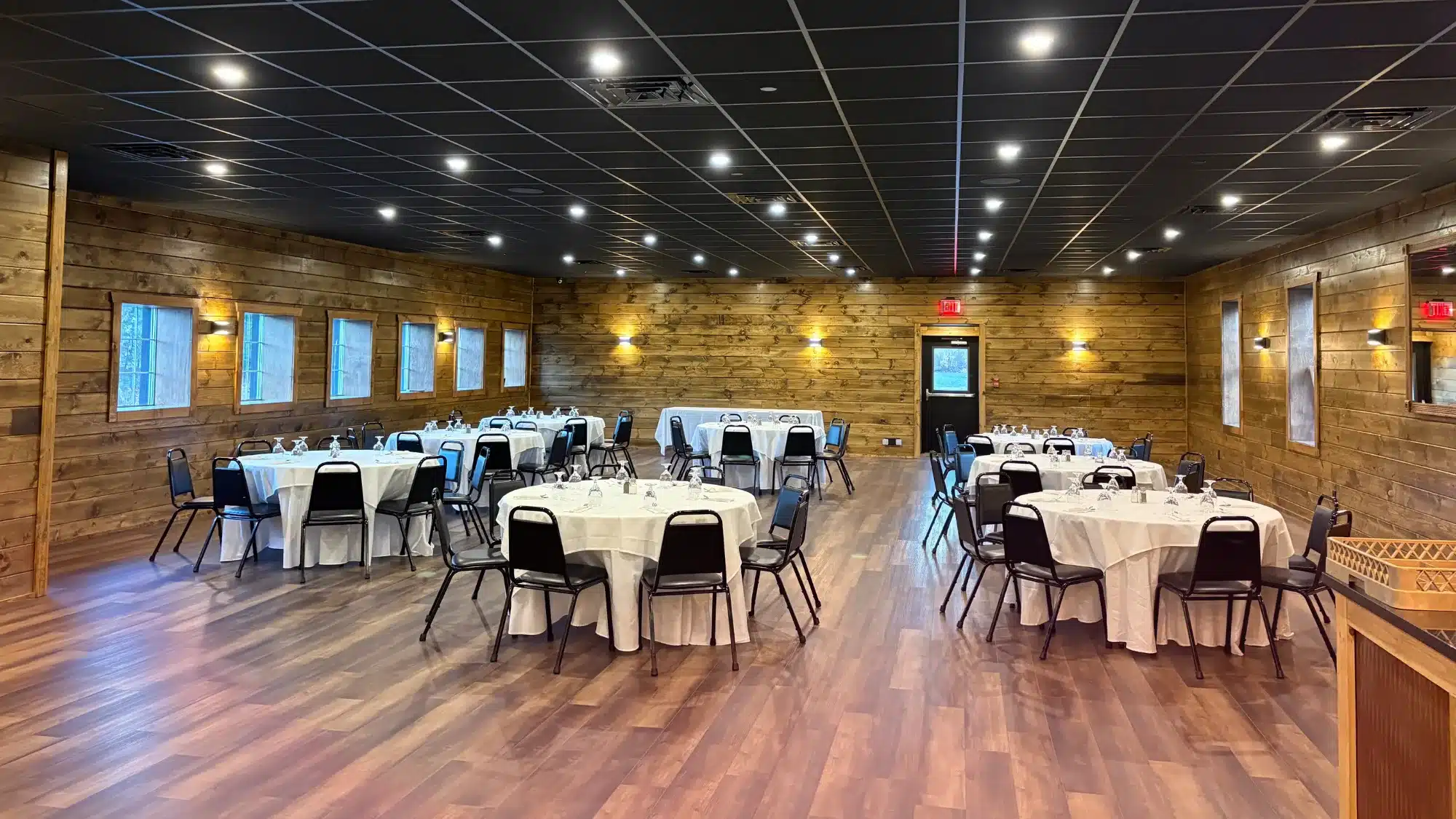 Beautiful wedding reception in a luxurious banquet hall setting